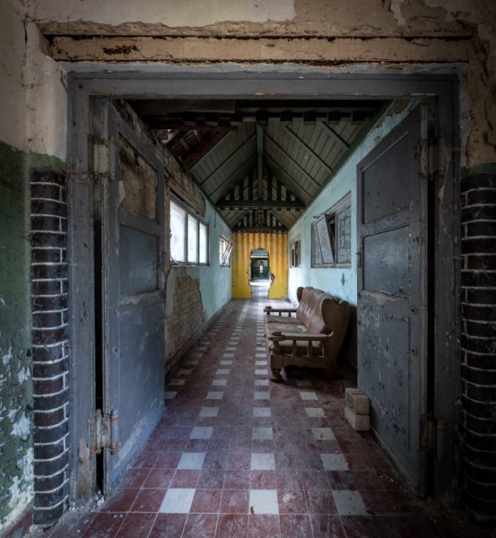 Tiled corridor to the veranda