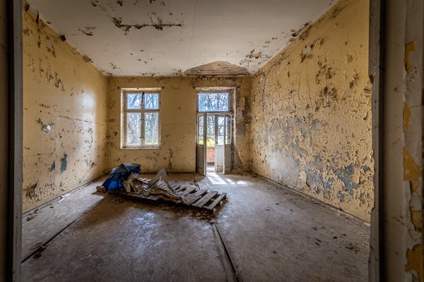 Yellow room with a pallet