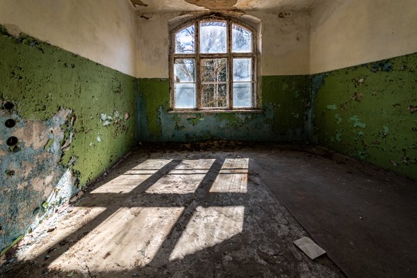 Green room with an arched window