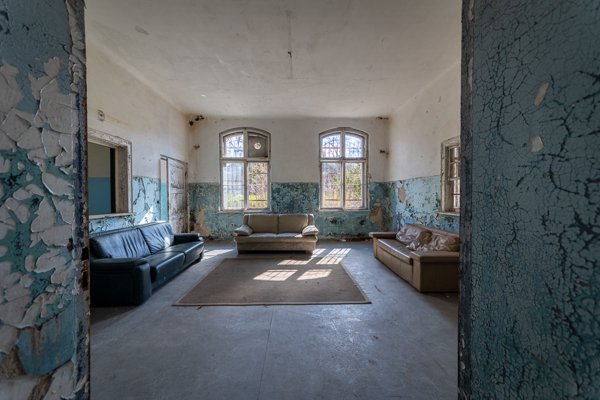 Lounge with leather sofas