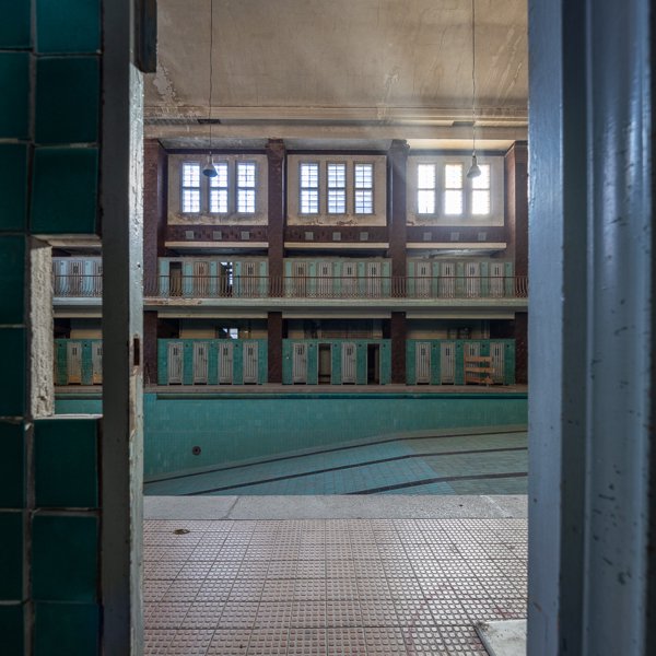 Individual bathing cabin with enamel tub